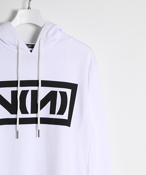 NUMBER (N)INE DENIM（ナンバーナインデニム）の「【NUMBER (N)INE DENIM】STUDIOUS限定 N(N)ロゴスウェットパーカー（パーカー・メンズ・ブラック/ホワイト・SMALL/LARGE/MEDIUM）」の4枚目の写真