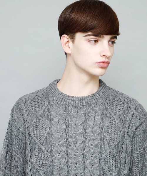 EMMA CLOTHES(エマクローズ)の「Uネックフィッシャーマンケーブル編みBIGシルエットニットセーター(ニット/セーター・メンズ・ライトグレー/ブラック/オフホワイト/杢グレー/チャコール・FREE)」の1枚目の写真