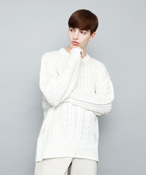 EMMA CLOTHES(エマクローズ)の「Uネックフィッシャーマンケーブル編みBIGシルエットニットセーター(ニット/セーター・メンズ・ライトグレー/ブラック/オフホワイト/杢グレー/チャコール・FREE)」の2枚目の写真