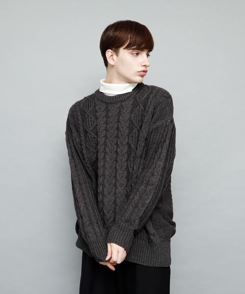 EMMA CLOTHES(エマクローズ)の「Uネックフィッシャーマンケーブル編みBIGシルエットニットセーター(ニット/セーター・メンズ・ライトグレー/ブラック/オフホワイト/杢グレー/チャコール・FREE)」の5枚目の写真