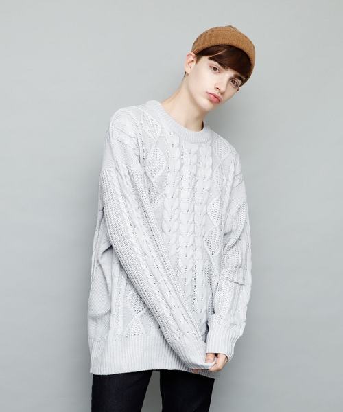 EMMA CLOTHES(エマクローズ)の「Uネックフィッシャーマンケーブル編みBIGシルエットニットセーター(ニット/セーター・メンズ・ライトグレー/ブラック/オフホワイト/杢グレー/チャコール・FREE)」の4枚目の写真