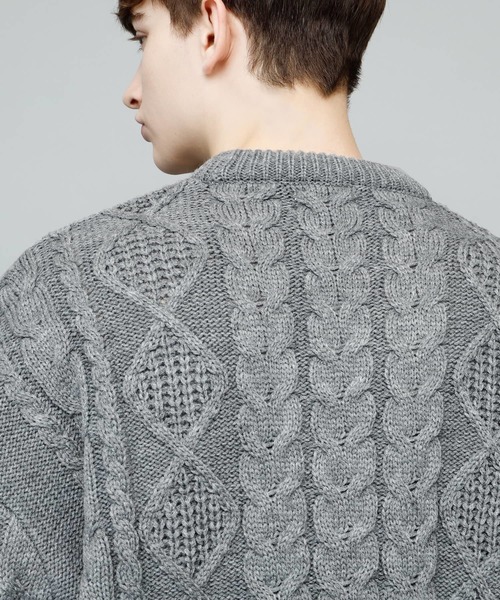 EMMA CLOTHES(エマクローズ)の「Uネックフィッシャーマンケーブル編みBIGシルエットニットセーター(ニット/セーター・メンズ・ライトグレー/ブラック/オフホワイト/杢グレー/チャコール・FREE)」の14枚目の写真