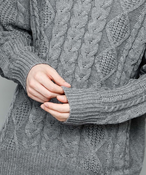 EMMA CLOTHES(エマクローズ)の「Uネックフィッシャーマンケーブル編みBIGシルエットニットセーター(ニット/セーター・メンズ・ライトグレー/ブラック/オフホワイト/杢グレー/チャコール・FREE)」の17枚目の写真