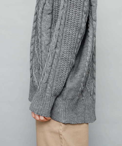 EMMA CLOTHES(エマクローズ)の「Uネックフィッシャーマンケーブル編みBIGシルエットニットセーター(ニット/セーター・メンズ・ライトグレー/ブラック/オフホワイト/杢グレー/チャコール・FREE)」の13枚目の写真