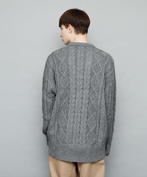 EMMA CLOTHES(エマクローズ)の「Uネックフィッシャーマンケーブル編みBIGシルエットニットセーター(ニット/セーター・メンズ・ライトグレー/ブラック/オフホワイト/杢グレー/チャコール・FREE)」の9枚目の写真