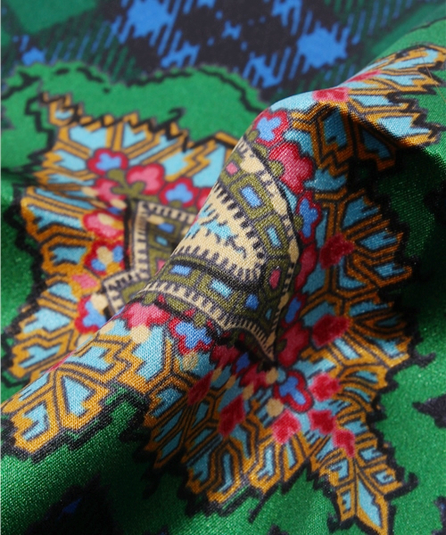 UNITED ARROWS（ユナイテッドアローズ）の「＜fiorio（フィオリオ）＞CHK PSLY 45*45　スカーフ◆（バンダナ/スカーフ・レディース・レッド/ケリー・フリー）」の5枚目の写真