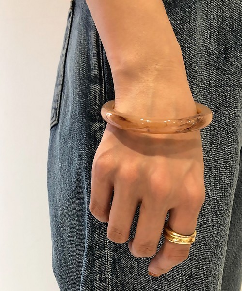 TODAYFUL(トゥデイフル)の「マーブルバングル(バングル/リストバンド・レディース・ホワイト/モカ・FREE)」の2枚目の写真