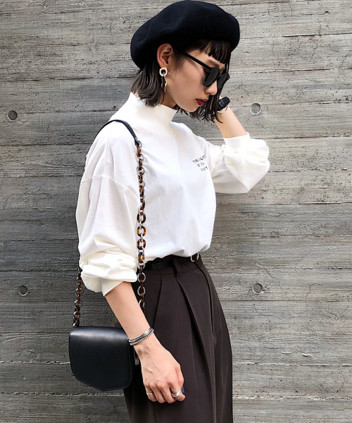 PAGEBOY(ページボーイ)の「ハイネックロゴロンT(Tシャツ/カットソー・レディース・ブラック/オフホワイト/ライトブラウン・FREE)」の4枚目の写真