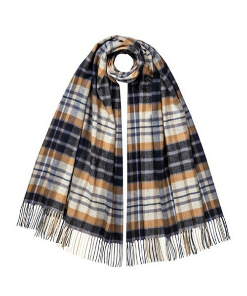 Johnstons of Elgin（ジョンストンズオブエルガン）の「【Johnstons of Elgin / ジョンストンズ オブ エルガン】大判タータンチェック/カシミヤプレーンストール（ストール/ショール・レディース・ライトグレー/ブラック/アイボリー/ブラック系その他/グレー系その他/ベージュ系その他/ブルー系その他/レッド系その他/オレンジ系その他/ダークネイビー/グレー系その他2/グレー系その他3/グレー系その他4/レッド系その他2/レッド系その他3/グリーン系その他2/ブラウン系その他2/グリーン系その他/イエロー系その他/ダークグレー/グレー系その他5/イエロー系その他2/グレー/ブラウン系その他/ブルー系その他2/ワインレッド/ネイビー/ライラック系/オレンジ/スカイブルー/アッシュグレー/ブラック系その他2/ベビーピンク/グレー系その他7/ネイビー系1/レッド系その他4/ブルー系その他3/レッド系その他6/パープル系その他/ベージュ系その他2/ブラック系その他3/ネイビー系/グレー系/イエロー系その他3/ブルー系その他4/ホワイト/グリーン系その他3/ベージュ系その他3/グリーン系その他4/グリーン系その他5/ブルー系その他5/ブラック系その他4/ブラック系その他5/イエロー系その他4/ホワイト系その他/パープル系その他2/ブラウン系その他3/ブルー系その他7/ベージュ系その他4/ベージュ系その他5/ネイビー系2/ブルー系/ブルー系1・00）」の10枚目の写真