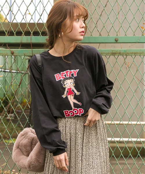 SpRay(スプレイ)の「BETTYプリントロングTシャツ(Tシャツ/カットソー・レディース・ブラック/パープル/オフホワイト/スミクロ・FREE)」の2枚目の写真