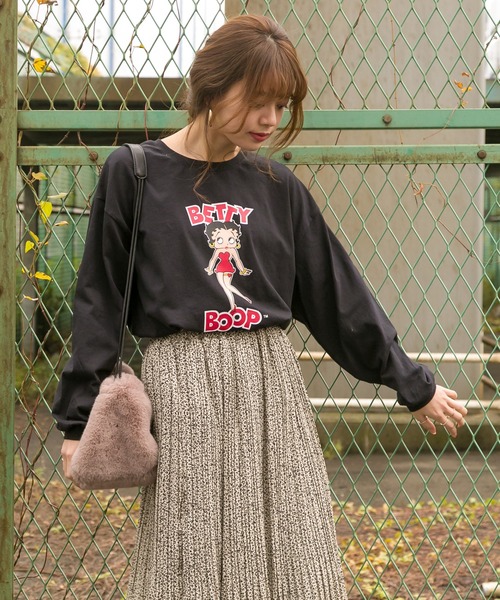 SpRay(スプレイ)の「BETTYプリントロングTシャツ(Tシャツ/カットソー・レディース・ブラック/パープル/オフホワイト/スミクロ・FREE)」の12枚目の写真