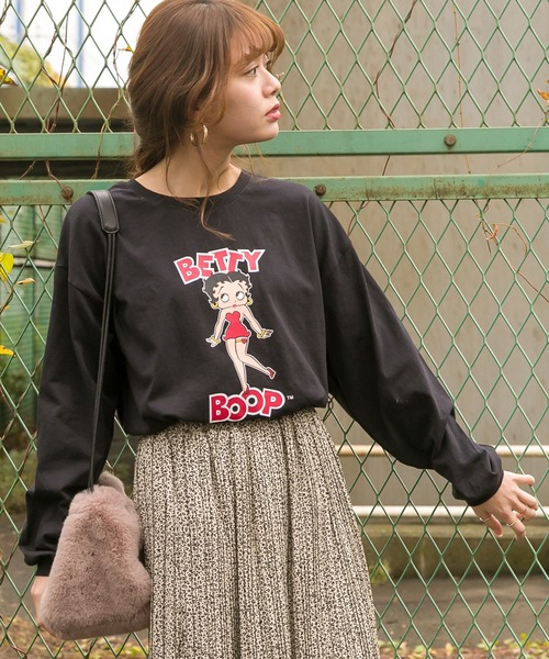SpRay(スプレイ)の「BETTYプリントロングTシャツ(Tシャツ/カットソー・レディース・ブラック/パープル/オフホワイト/スミクロ・FREE)」の13枚目の写真
