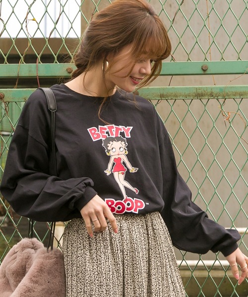 SpRay(スプレイ)の「BETTYプリントロングTシャツ(Tシャツ/カットソー・レディース・ブラック/パープル/オフホワイト/スミクロ・FREE)」の14枚目の写真