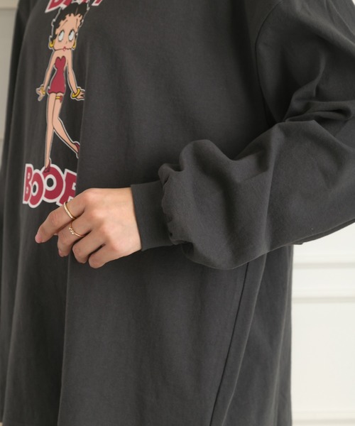 SpRay(スプレイ)の「BETTYプリントロングTシャツ(Tシャツ/カットソー・レディース・ブラック/パープル/オフホワイト/スミクロ・FREE)」の20枚目の写真