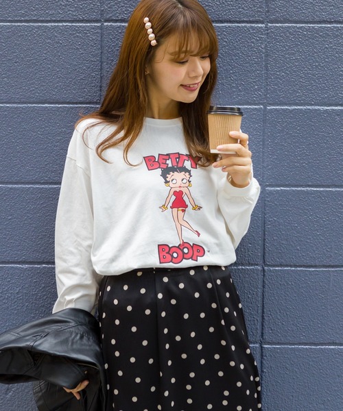 SpRay(スプレイ)の「BETTYプリントロングTシャツ(Tシャツ/カットソー・レディース・ブラック/パープル/オフホワイト/スミクロ・FREE)」の5枚目の写真