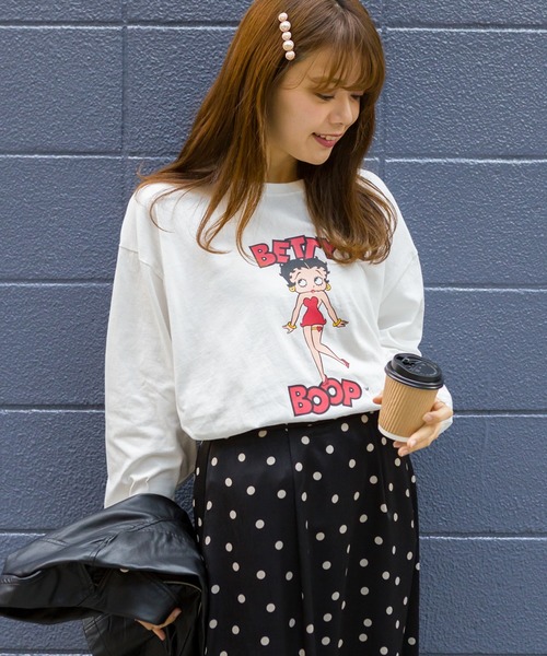 SpRay(スプレイ)の「BETTYプリントロングTシャツ(Tシャツ/カットソー・レディース・ブラック/パープル/オフホワイト/スミクロ・FREE)」の6枚目の写真