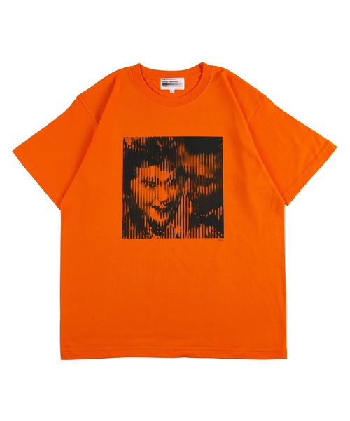 Sync.(スィンク)の「Sync.【KOSUKE KAWAMURA】TEE "COUPLE"(Tシャツ/カットソー・メンズ・ホワイト/オレンジ/ブラック・X-LARGE/SMALL/MEDIUM/LARGE/XX-LARGE)」の3枚目の写真