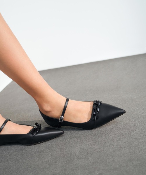 CHARLES & KEITH(チャールズ & キース)の「チェーンリンク メリージェーンフラット / Chain-Link Mary Jane Flats(パンプス・レディース・ブラック/ライトベージュ/レンガ・22.5cm/23cm/23.5cm/24.5cm/25cm/25.5cm)」の4枚目の写真