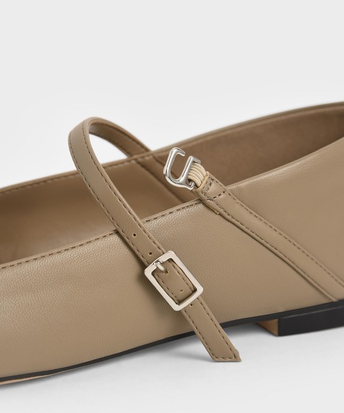 CHARLES & KEITH(チャールズ & キース)の「チェーンリンク メリージェーンフラット / Chain-Link Mary Jane Flats(パンプス・レディース・ブラック/ライトベージュ/レンガ・22.5cm/23cm/23.5cm/24.5cm/25cm/25.5cm)」の8枚目の写真