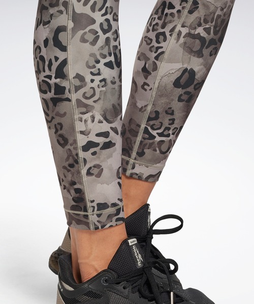 Reebok（リーボック）の「モダン サファリ ラックス ボールド レギンス / Modern Safari Lux Bold Leggings（レギンス/スパッツ・レディース・ライトグレー/パープル系その他・SMALL/MEDIUM/LARGE/X-LARGE/X-SMALL）」の8枚目の写真