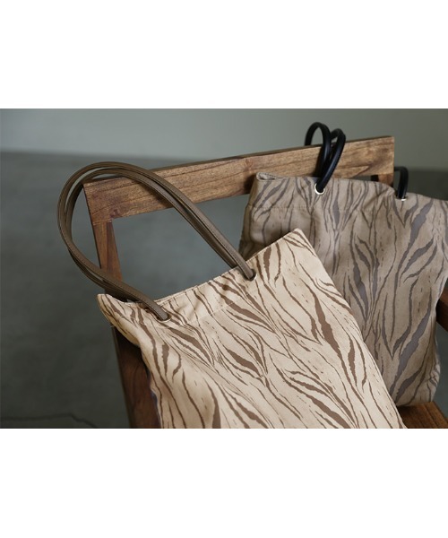 select MOCA（セレクトモカ）の「2021 SS アソート柄スクエアトートバッグ（トートバッグ・レディース・モカ/ダークウッド・FREE）」の9枚目の写真