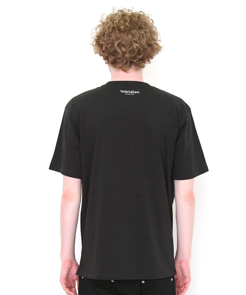 Design Tshirts Store graniph（デザイン　ティーシャツ　ストア　グラニフ）の「うめまつざか(クレヨンしんちゃん)｜コラボTシャツ（Tシャツ/カットソー・メンズ・スミクロ・X-SMALL/SMALL/LARGE/X-LARGE/MEDIUM）」の2枚目の写真