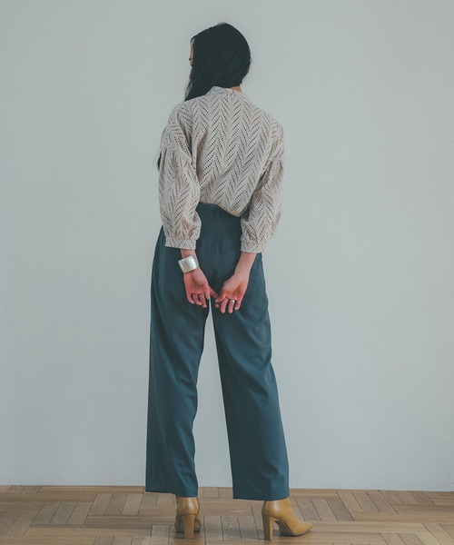 大人気　clane  クラネ　ブラウス　ホワイト　カットエンブロイダリートップス CLANE（クラネ）の「【CLANE(クラネ)】カットエンブロイダリー
