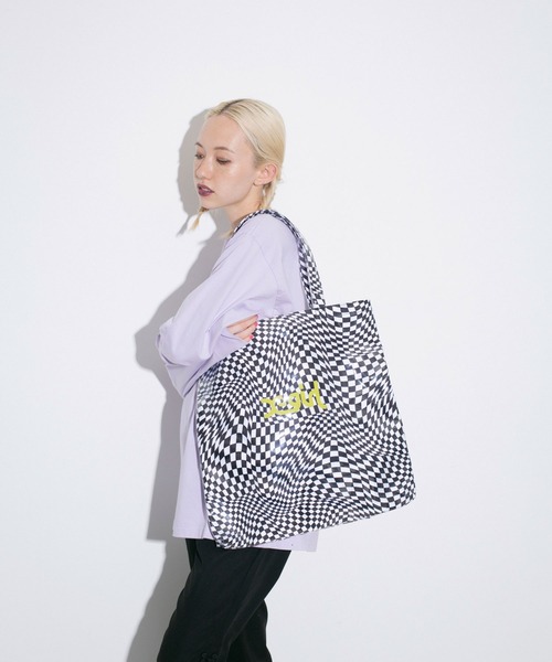 X-girl（エックスガール）の「MILLS LOGO TOTE BAG（トートバッグ・レディース・ブラック/ホワイト/マルチ・ONE SIZE）」の12枚目の写真