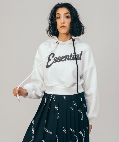 ESSENTIAL(エッセンシャル)の「裏毛ショート丈パーカー(パーカー・レディース・オフホワイト/ブラック・FREE)」の1枚目の写真