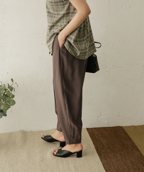 URBAN RESEARCH DOORS(アーバンリサーチドアーズ)の「アイロンレスバナナパンツ(その他パンツ・レディース・ブラック/モカ・ONE)」の17枚目の写真