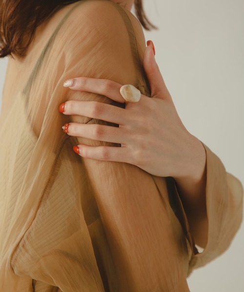 COLOR TOKYO ACCESSORIES（カラートウキョウアクセサリー）の「ストーンアクリルリング（リング・レディース・ブラック/ベージュ/ブラウン/グレー・FREE）」の4枚目の写真