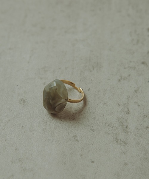 COLOR TOKYO ACCESSORIES（カラートウキョウアクセサリー）の「ストーンアクリルリング（リング・レディース・ブラック/ベージュ/ブラウン/グレー・FREE）」の2枚目の写真