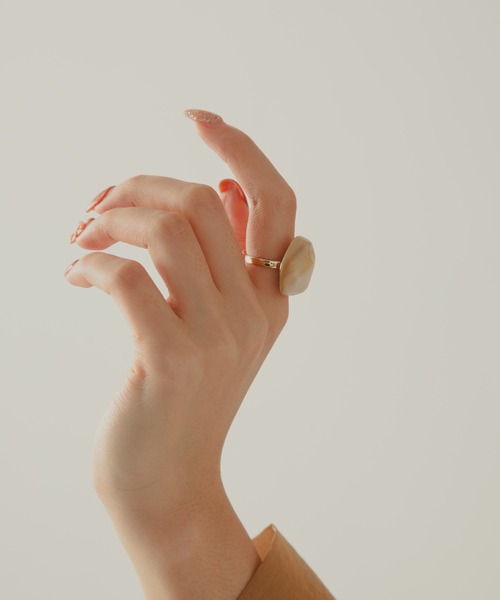 COLOR TOKYO ACCESSORIES（カラートウキョウアクセサリー）の「ストーンアクリルリング（リング・レディース・ブラック/ベージュ/ブラウン/グレー・FREE）」の5枚目の写真