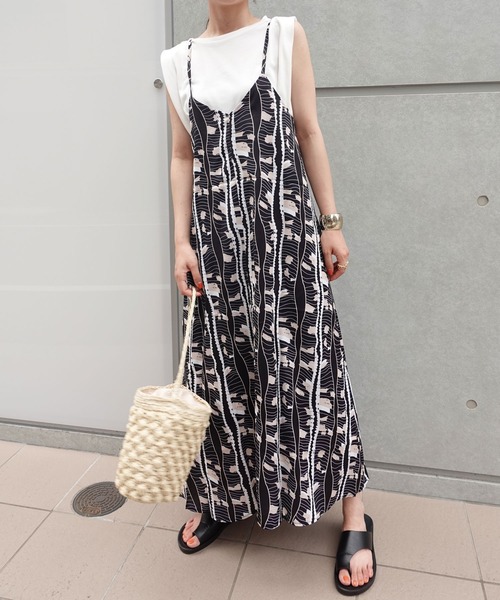 CORNERS（コーナーズ）の「マルチパターンバックリボンキャミワンピース（ワンピース・レディース・アイボリー/オレンジ/ブラック/ネイビー/ライトベージュ/ブルー・M）」の3枚目の写真