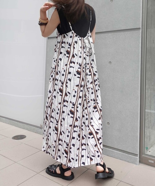 CORNERS（コーナーズ）の「マルチパターンバックリボンキャミワンピース（ワンピース・レディース・アイボリー/オレンジ/ブラック/ネイビー/ライトベージュ/ブルー・M）」の7枚目の写真