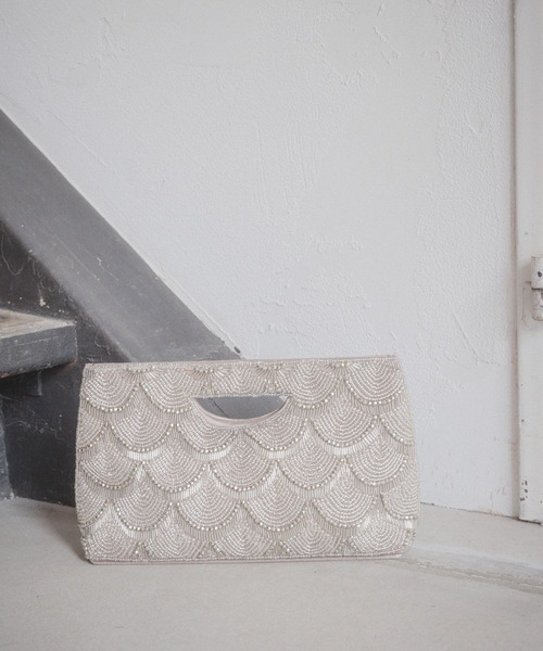 Andemiu(アンデミュウ)の「【WEB限定】スカラップパールクラッチ157463(クラッチバッグ・レディース・アイボリー/ピンク系その他・FREE)」の3枚目の写真