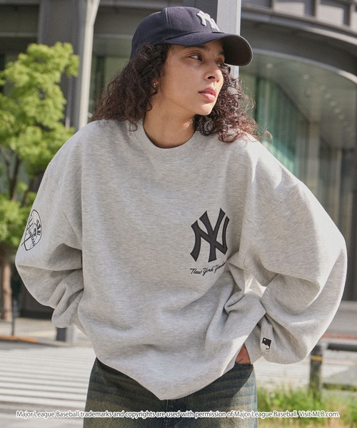 MLB（メジャーリーグベースボール）の「MLB/メジャーリーグベースボール 別注 ワッペン刺繍 ビッグシルエット裏起毛プルオーバースウェット（スウェット・レディース・ライトグレー/ダークネイビー/ブラック/アッシュグレー/ダークグリーン/ダークブラウン/チャコール/ブラック系その他/ネイビー系/グレイッシュベージュ/オフホワイト/スミクロ/ブラック系/グレー系/ネイビー系2/ブルーグリーン/ホワイト系・M/L/S）」の10枚目の写真