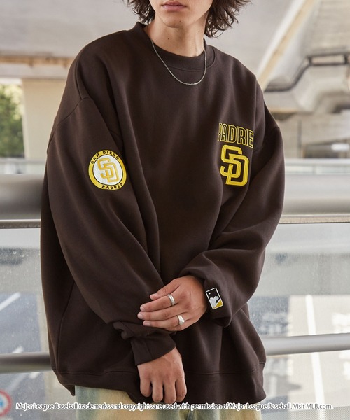 MLB（メジャーリーグベースボール）の「MLB/メジャーリーグベースボール 別注 ワッペン刺繍 ビッグシルエット裏起毛プルオーバースウェット（スウェット・レディース・ライトグレー/ダークネイビー/ブラック/アッシュグレー/ダークグリーン/ダークブラウン/チャコール/ブラック系その他/ネイビー系/グレイッシュベージュ/オフホワイト/スミクロ/ブラック系/グレー系/ネイビー系2/ブルーグリーン/ホワイト系・M/L/S）」の18枚目の写真
