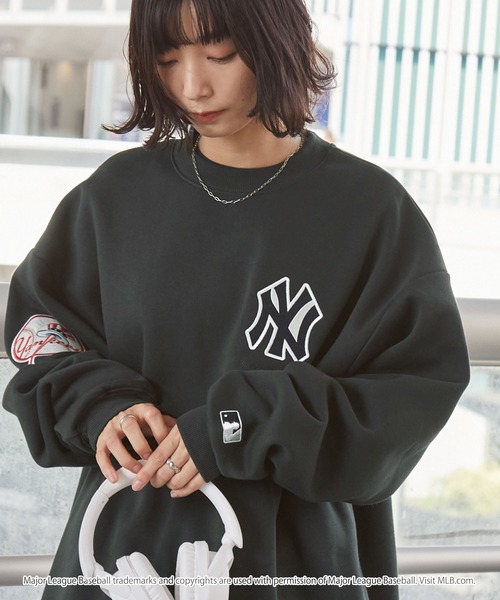 MONO-MART（モノマート）の「MLB/メジャーリーグベースボール 別注 ワッペン刺繍 ビッグシルエット裏起毛プルオーバースウェット（スウェット・レディース・ライトグレー/ダークネイビー/ブラック/アッシュグレー/ダークグリーン/ダークブラウン/チャコール/ブラック系その他/ネイビー系/グレイッシュベージュ/オフホワイト/スミクロ/ブラック系・M/L/S）」の15枚目の写真