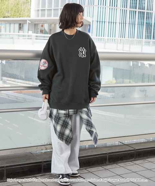 MONO-MART（モノマート）の「MLB/メジャーリーグベースボール 別注 ワッペン刺繍 ビッグシルエット裏起毛プルオーバースウェット（スウェット・レディース・ライトグレー/ダークネイビー/ブラック/アッシュグレー/ダークグリーン/ダークブラウン/チャコール/ブラック系その他/ネイビー系/グレイッシュベージュ/オフホワイト/スミクロ/ブラック系・M/L/S）」の19枚目の写真