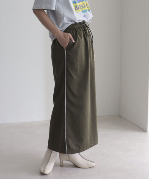 fredy emue（フレディエミュ）の「サイドラインイージースカート（スカート・レディース・ブラック/カーキ・38）」の18枚目の写真