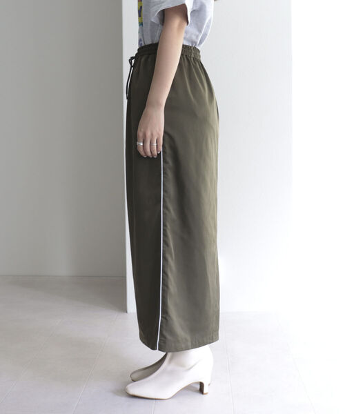 fredy emue（フレディエミュ）の「サイドラインイージースカート（スカート・レディース・ブラック/カーキ・38）」の7枚目の写真