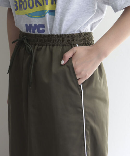fredy emue（フレディエミュ）の「サイドラインイージースカート（スカート・レディース・ブラック/カーキ・38）」の10枚目の写真