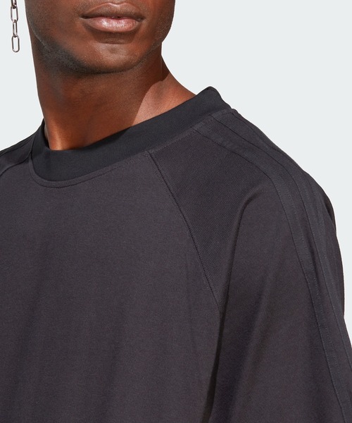 adidas(アディダス)の「BLUE VERSION エッセンシャルズ 半袖Tシャツ / アディダスオリジナルス(チューブトップ・メンズ・ベージュ/ブラック/レッド・SMALL/X-LARGE/XX-LARGE/LARGE/MEDIUM/X-SMALL)」の5枚目の写真