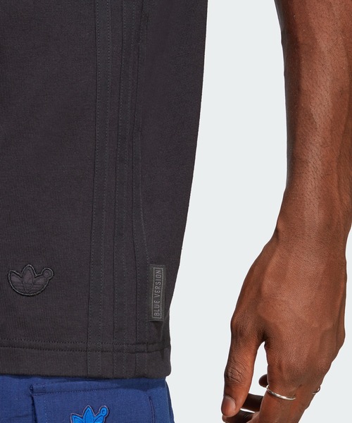 adidas(アディダス)の「BLUE VERSION エッセンシャルズ 半袖Tシャツ / アディダスオリジナルス(チューブトップ・メンズ・ベージュ/ブラック/レッド・SMALL/X-LARGE/XX-LARGE/LARGE/MEDIUM/X-SMALL)」の6枚目の写真