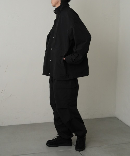 COLONY 2139（コロニートゥーワンスリーナイン）の「ストレッチスタンドブルゾン（ブルゾン・メンズ・オリーブ/ブラック・MEDIUM/LARGE）」の4枚目の写真