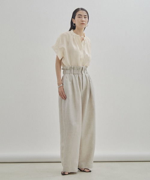 SALON adam et rope'（サロン アダム エ ロペ）の「【WEB限定】麻フレンチスリーブスタンドカラーブラウス（シャツ/ブラウス・レディース・イエロー系その他/ブラック/オフホワイト/ブルー/ピンク・FREE）」の6枚目の写真