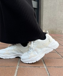 ダットスニーカー