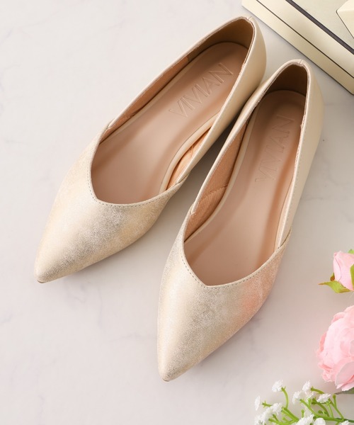 VIVIAN(ヴィヴィアン)の「ポインテッドトゥVカット切り替えデザインフラットパンプス(パンプス・レディース・ブラック/ベージュ/プラチナム/グレー系その他7/ゴールド・S/M/L/LL)」の5枚目の写真