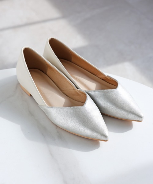 VIVIAN(ヴィヴィアン)の「ポインテッドトゥVカット切り替えデザインフラットパンプス(パンプス・レディース・ブラック/ベージュ/プラチナム/グレー系その他7/ゴールド・S/M/L/LL)」の6枚目の写真